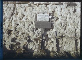 Image représentant France,  Au fort de la Pompelle : Tombes de 5 Soldats tombés au 1914