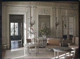 Image représentant Fauteuil masquant le piano du salon d'honneur de la villa Kahn encore appelée villa Zamir