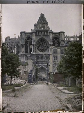 Image représentant France, Reims, Façade latérale de la Cathédrale, vue de la rue de l'Ecole de Médecine