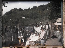 Image représentant Touristes (dont Auguste Léon de face ?) assis dans un traîneau en osier ("carros de cesto do Monte" tiré par des "carreiros")