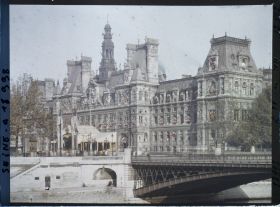 Image représentant L'Hôtel de Ville de Paris décoré de la Croix de Guerre