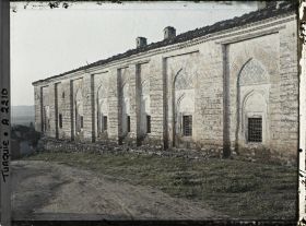 Image représentant Côté d'un bâtiment présenté comme étant une medersa (école de théologie coranique), peut-être celle de Yesil Camii