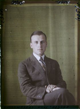 Image représentant Monsieur  https://musee-albert-kahn.s-museum.fr/home/NWQ2OTAwYzNmYjZlZTk1ZWQwODJmMjY4L2dlbmVyaWMtbm90aWNlLXRhYi9hdXRob3JpdHkvNjE3YTc5ZjVjZjhiODk2OGIzMzM3ZDIx/5d6900c3fb6ee95ed082f268/generic-notice-tab/authority/617a79ebcf8b8968b3337807 Fred Steegmuller