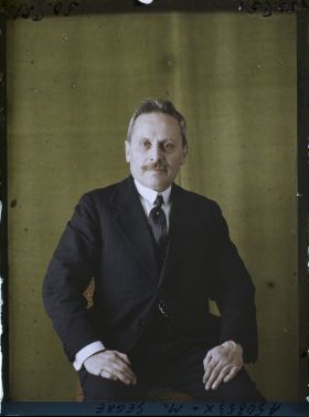 Image représentant https://musee-albert-kahn.s-museum.fr/home/NWQ2OTAwYzNmYjZlZTk1ZWQwODJmMjY4L2dlbmVyaWMtbm90aWNlLXRhYi9hdXRob3JpdHkvNjE3YTc5ZjVjZjhiODk2OGIzMzM3ZDIx/5d6900c3fb6ee95ed082f268/generic-notice-tab/authority/617a79ebcf8b8968b33377d5 Monsieur Segré