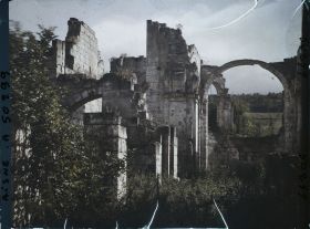 Image représentant France, Chivres, Intérieur des ruines de l'Eglise