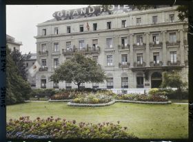 Image représentant Cinquième assemblée annuelle de la Société des Nations (SDN) à Genève. Le Grand Hôtel de la Métropole, résidence de la délégation japonaise, devant le Jardin anglais