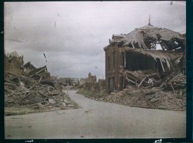 Image représentant France, Villers -Bretonneux, Rue en face de la Gare