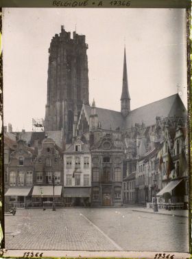 Image représentant Belgique, Malines, Un Coin de la Grande Place et la Tour St Rombaut