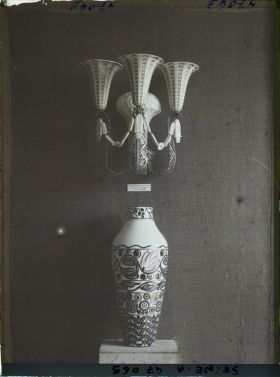 Image représentant L'Exposition des arts décoratifs, Manufacture Nationale de Sèvres, vase et applique en porcelaine