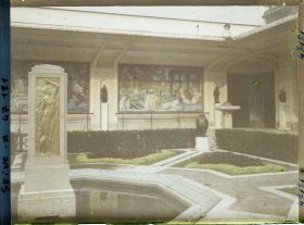 Image représentant L'Exposition des arts décoratifs, Cour des métiers, sur l'esplanade des Invalides, Charles Plumet, Panneaux de Rapin, Marret et Guillonnet