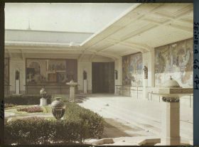Image représentant L'Exposition des arts décoratifs, la Cour des métiers, sur l'esplanade des Invalides