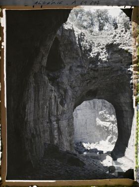 Image représentant Algérie, Constantine, Au fond des gorges, Vue vers le Pont naturel