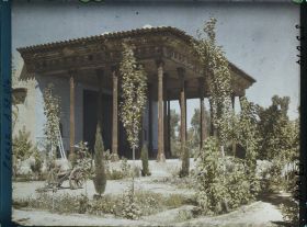 Image représentant Le Chehel Sotoun (pavillon des quarante colonnes) (1647), le portique côté jardin