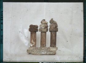 Image représentant Musée archéologique - Colonettes votives surmontées de colombes sacrées provenant d'une chapelle de Cnossos