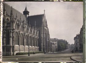 Image représentant Belgique, Bruxelles, La rue de la Régence et l'Eglise N.D. du Sablon