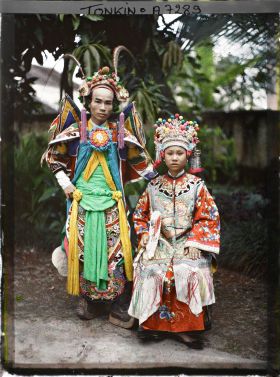 Image représentant Un acteur et une actrice du Théâtre Saïgonnais, en costume de scène, dans un jardin
