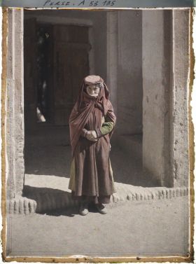 Image représentant Jeune femme arménienne en costume