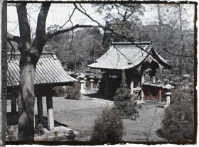 Image représentant Shiba-koen (parc de Shiba) : deuxième porte de l'entrée d'un des mausolées Tokugawa et un des bassins d'ablutions