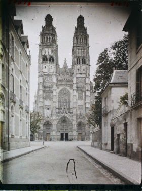 Image représentant La façade de la cathédrale, vue de la rue Pierre Boille