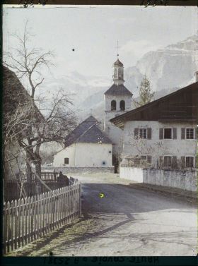 Image représentant France Les Alpes, Vallée de Chamonix ; Un Coin du Village de Servoz et son Clocher