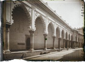 Image représentant La galerie à arcades de la façade de la Grande Mosquée, rue de la Marine