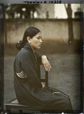 Image représentant Une jeune femme d'ethnie thaï, originaire de Lai-chau (Mg Lai) dans la haute région tonkinoise