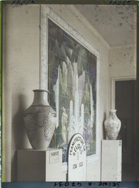 Image représentant L'Exposition des arts décoratifs, Manufacture Nationale de Sèvres, panneau à l'entrée du pavillon