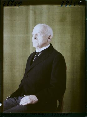 Image représentant https://musee-albert-kahn.s-museum.fr/home/NWQ2OTAwYzNmYjZlZTk1ZWQwODJmMjY4L2dlbmVyaWMtbm90aWNlLXRhYi9hdXRob3JpdHkvNjE3YTc5ZjVjZjhiODk2OGIzMzM3ZDIx/5d6900c3fb6ee95ed082f268/generic-notice-tab/authority/617a79ebcf8b8968b3336c87 Monsieur Emerson