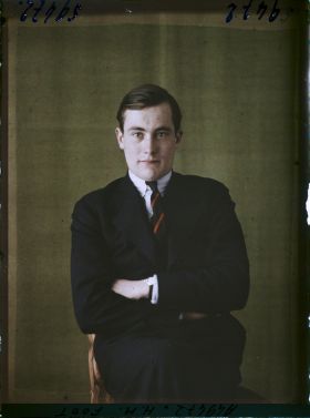 Image représentant https://musee-albert-kahn.s-museum.fr/home/NWQ2OTAwYzNmYjZlZTk1ZWQwODJmMjY4L2dlbmVyaWMtbm90aWNlLXRhYi9hdXRob3JpdHkvNjE3YTc5ZjVjZjhiODk2OGIzMzM3ZDIx/5d6900c3fb6ee95ed082f268/generic-notice-tab/authority/617a79ebcf8b8968b3336d4e Monsieur H.M. Foot