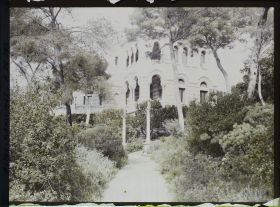 Image représentant Façade est de la villa Cypris, vue d'une allée du jardin