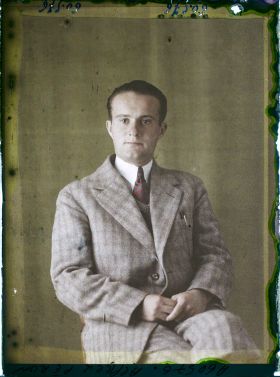 Image représentant Monsieur  https://musee-albert-kahn.s-museum.fr/home/NWQ2OTAwYzNmYjZlZTk1ZWQwODJmMjY4L2dlbmVyaWMtbm90aWNlLXRhYi9hdXRob3JpdHkvNjE3YTc5ZjVjZjhiODk2OGIzMzM3ZDIx/5d6900c3fb6ee95ed082f268/generic-notice-tab/authority/617a79ebcf8b8968b3337574 Alfred Péron