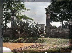 Image représentant Un monument champêtre environné d'agaves
