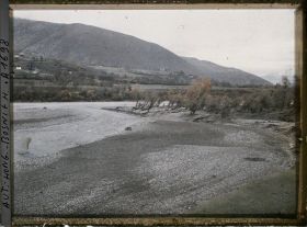 Image représentant Terrasse d'inondation avec arbres penchés par l'eau