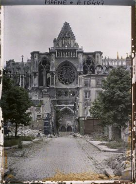 Image représentant France, Reims, Façade latérale de la Cathédrale, vue de la rue de l'Ecole de Médecine