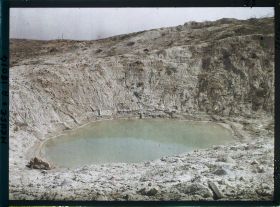 Image représentant France, Les Eparges, Crête des Eparges : un entonnoir de mine (N° 2)