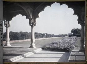 Image représentant Le jardin (Hayat Bakhsh Bagh) du fort Rouge (Lal Qila) près de la tour de l'Empereur (Shah Burj)
