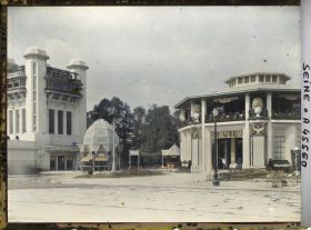 Image représentant L'Exposition des arts décoratifs, La tour de Bourgogne, le Pavillon des Diamantaires et le Pavillon des Grands Magasins du Louvre - Studium Louvre