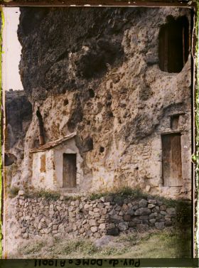 Image représentant France, Perrier, Grottes du Perrier, maison creusée dans le rocher et encore habitée