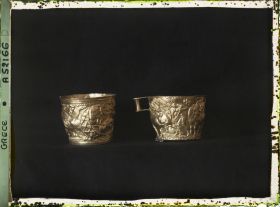 Image représentant Deux gobelets en or sculpté (scènes de chasse au taureau) provenant de Vaphio (Laconie)