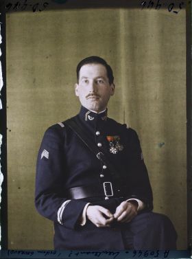 Image représentant https://musee-albert-kahn.s-museum.fr/home/NWQ2OTAwYzNmYjZlZTk1ZWQwODJmMjY4L2dlbmVyaWMtbm90aWNlLXRhYi9hdXRob3JpdHkvNjE3YTc5ZjVjZjhiODk2OGIzMzM3ZDIx/5d6900c3fb6ee95ed082f268/generic-notice-tab/authority/617a79ebcf8b8968b3337c52 Le Lieutenant Bruno Daru , officier d'ordonnance du Général Gouraud