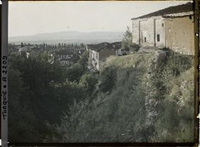 Image représentant Maisons au-dessus d'un ravin et plaine de Bursa au loin