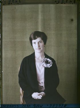 Image représentant https://musee-albert-kahn.s-museum.fr/home/NWQ2OTAwYzNmYjZlZTk1ZWQwODJmMjY4L2dlbmVyaWMtbm90aWNlLXRhYi9hdXRob3JpdHkvNjE3YTc5ZjVjZjhiODk2OGIzMzM3ZDIx/5d6900c3fb6ee95ed082f268/generic-notice-tab/authority/617a79ebcf8b8968b3336658 Mademoiselle Marie-Yvonne von Schoen