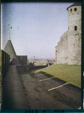 Image représentant Dans les lices basses, les  tours de la porte rouge, de la Charpentière et du moulin d'Avar