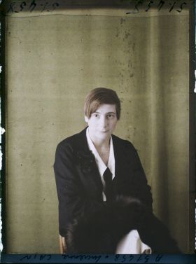 Image représentant https://musee-albert-kahn.s-museum.fr/home/NWQ2OTAwYzNmYjZlZTk1ZWQwODJmMjY4L2dlbmVyaWMtbm90aWNlLXRhYi9hdXRob3JpdHkvNjE3YTc5ZjVjZjhiODk2OGIzMzM3ZDIx/5d6900c3fb6ee95ed082f268/generic-notice-tab/authority/617a79ebcf8b8968b3336a1a Madame Lucienne Cain