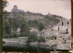 Image représentant France, Dun s/Meuse, Les bords de la Meuse et l'Eglise
