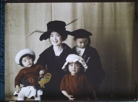 Image représentant https://musee-albert-kahn.s-museum.fr/home/NWQ2OTAwYzNmYjZlZTk1ZWQwODJmMjY4L2dlbmVyaWMtbm90aWNlLXRhYi9hdXRob3JpdHkvNjE3YTc5ZjVjZjhiODk2OGIzMzM3ZDIx/5d6900c3fb6ee95ed082f268/generic-notice-tab/authority/617a79ebcf8b8968b3336717 Madame Akitzuki et ses enfants