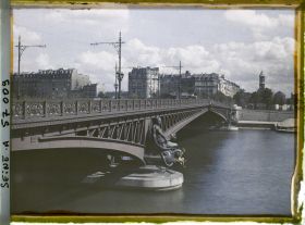 Image représentant Le pont Mirabeau depuis le quai Louis-Blériot, en direction du quai de Javel (actuel quai André-Citroën)