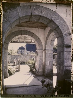 Image représentant France , Abense, Le porche de l'Eglise, dallé en pierres tumulaires, et le Cimetière