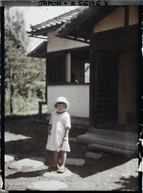 Image représentant Fillette vêtue à l'occidentale