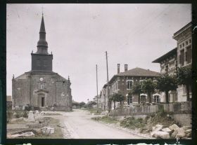 Image représentant France, Neuvilly (Meuse) (3374h), Place de la Mairie vue vers l'Eglise